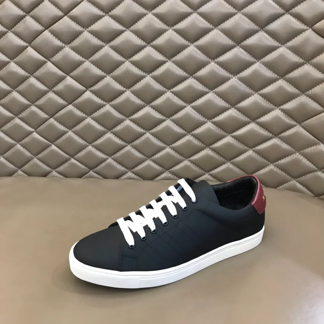p400 "BURBERR*" men's classic low-top sneakers are reinterpreted in Vintage checkered cotton and cowhide materials, decorated with a new brand logo. First-layer sheepskin lining, embossed Burberry logo on the heel, and original TPU outsole! Size: 38-45 No. 068